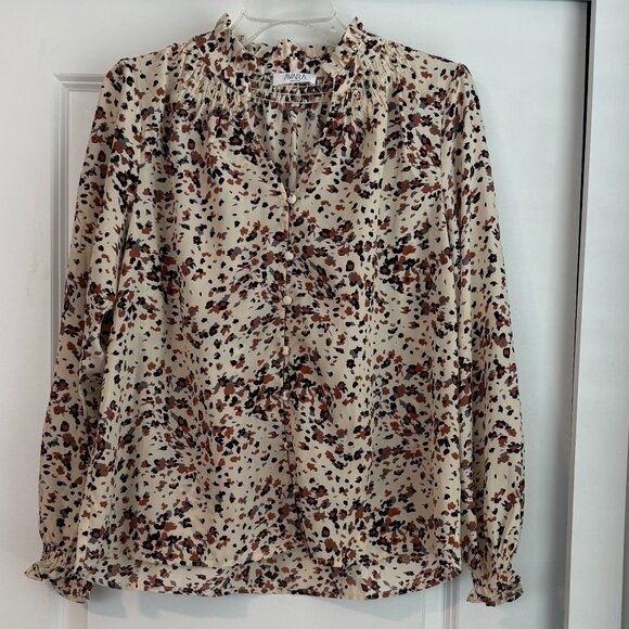 Avara Size Medium Long Sleeve V-Neck Cream Blouse Excellent Condition - Picture 1 of 5